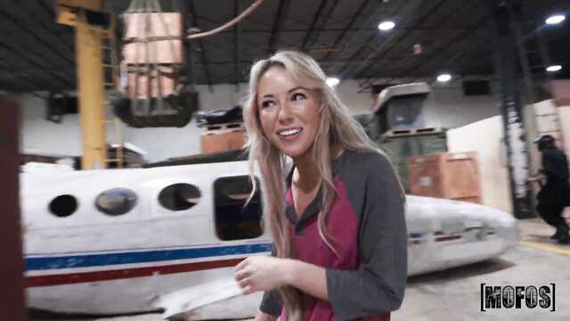 Во время игры блондинка отсосала и потрахалась