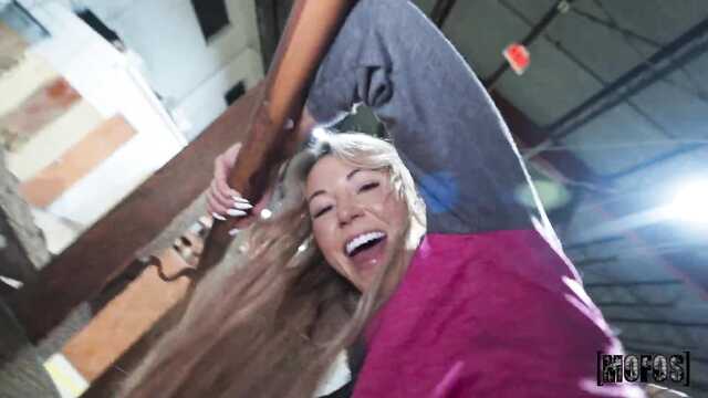 Во время игры блондинка отсосала и потрахалась