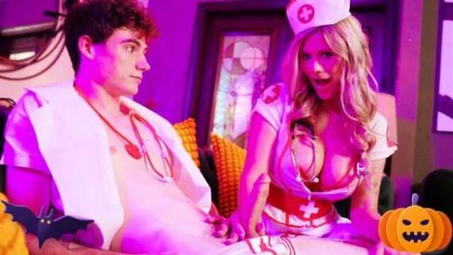 Мамочка проводит сексуальный осмотр сыночка