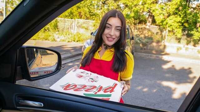 На что способна разносчица пиццы?