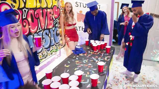 На выпускном пьяные студентки трахаются с негром