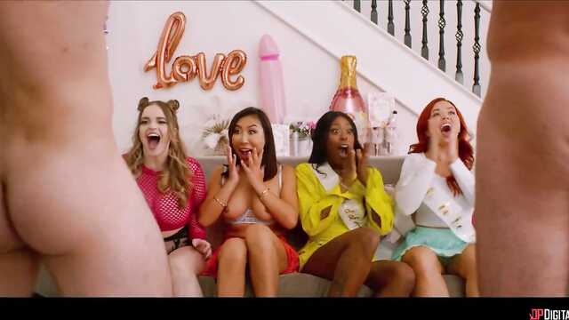 Выпускницы сексуально расслабились в особняке