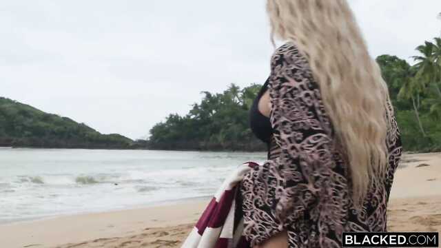 Фигуристая жена обманывает мужа во время отпуска