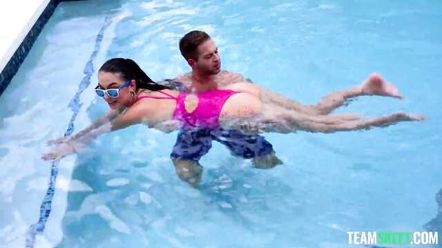 Очень близкое знакомство с инструктором по плаванию