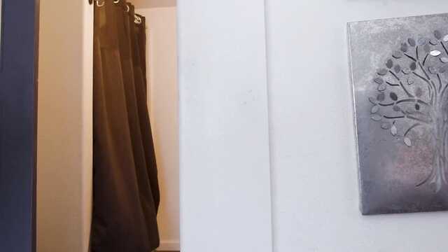 Похоже, у милфы сегодня будет оргазм