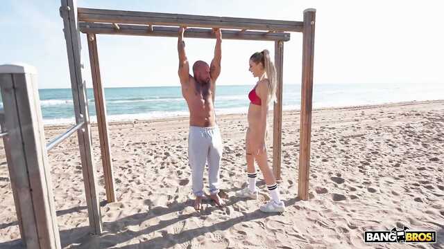 Идеальная пляжная тренировка для блондинки