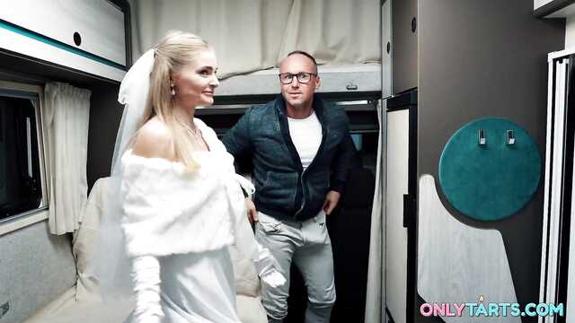 Сбежавшая невеста трахается в доме на колесах