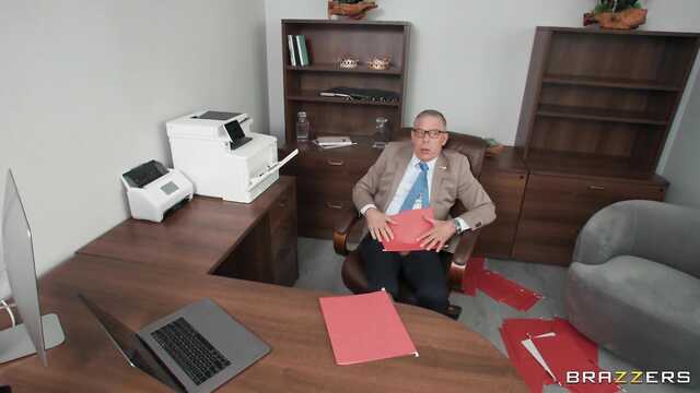 Нереально глубокая жопа любимой начальницы