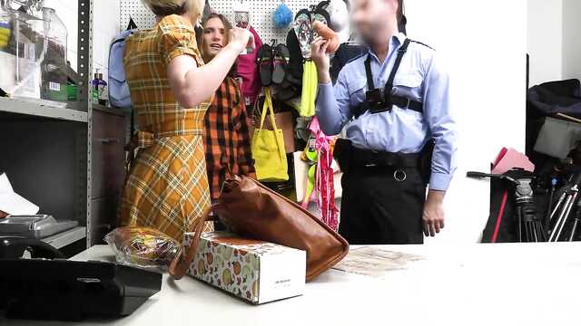 Идеальный подход к зрелой воровке в магазине
