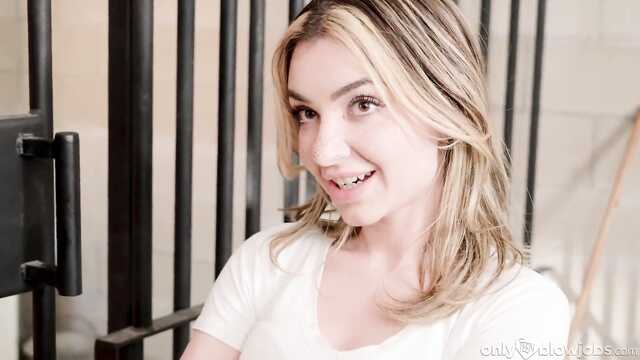 Тюремный секс: худышка отсасывает зэку в камере