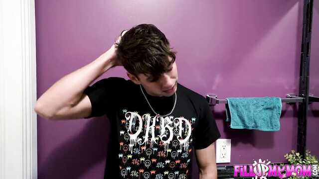 Добрый сынишка помогает маме испытать оргазм