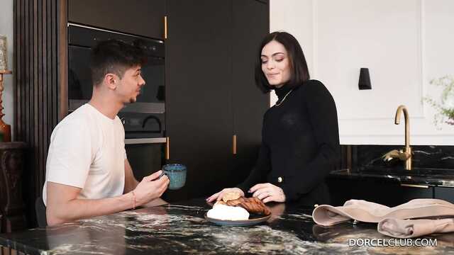 Рослая стюардесса трахается перед важным вылетом