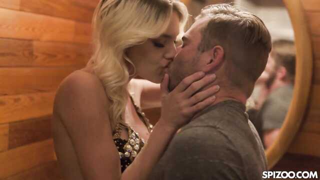 Великолепная танцовщица дает кончить в пизденку