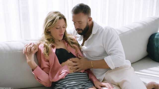 Выпив водки, дочурка раздвинула ноги для папы