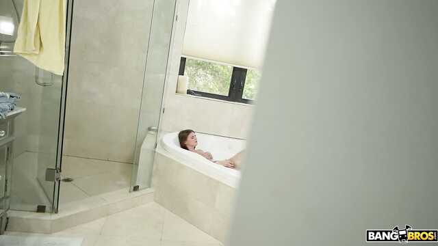 Большим членом глубоко вхожу в киску сестре