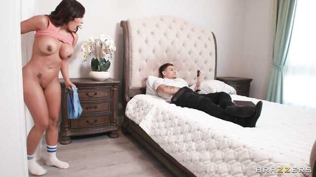 Папочка плохо трахает, может ты вставишь в мачеху