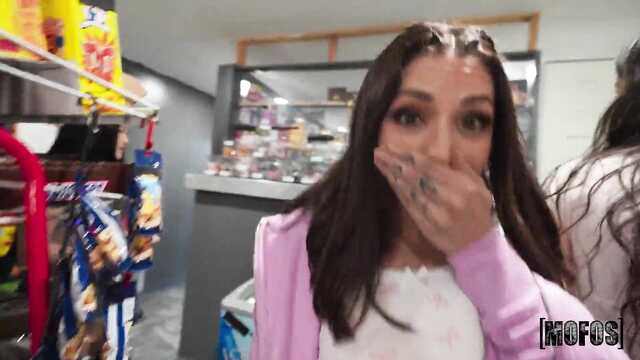 Парочка устроила секс в продуктовом магазине