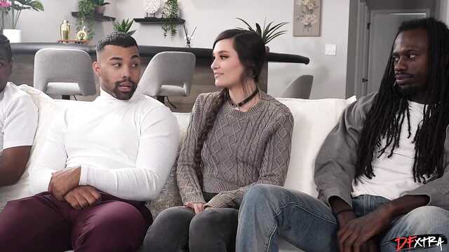 Чернокожие бандиты пустили по кругу белых телок