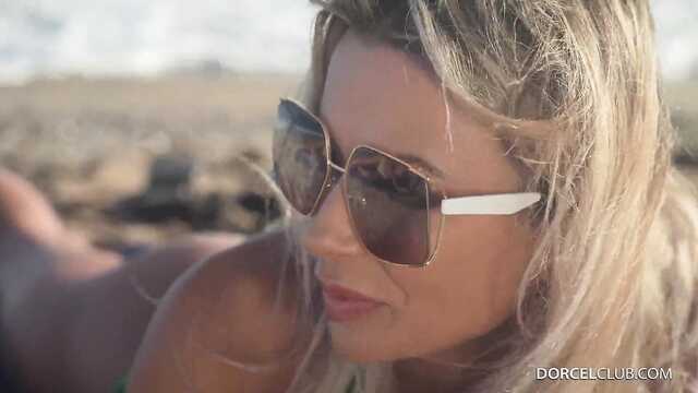 Прямо на пляже голые лесбиянки занимаются любовью