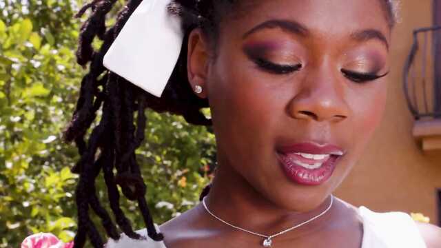 Возбужденная африканка скачет на белом члене