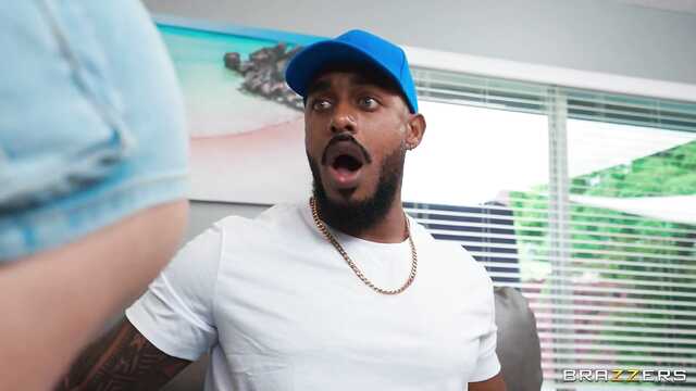 Чернокожий друг моего парня шикарно трахает в писю