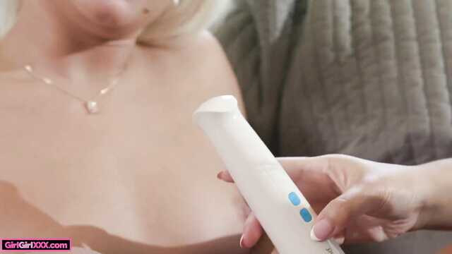 Вместо мужских хуев подружки используют вибраторы