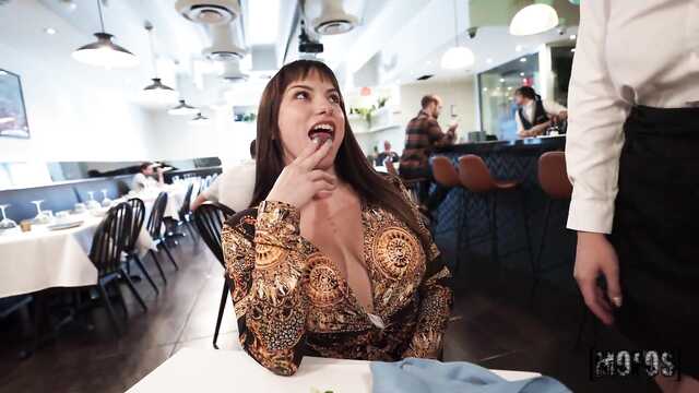 Свингеры соблазняют официантку в ресторане