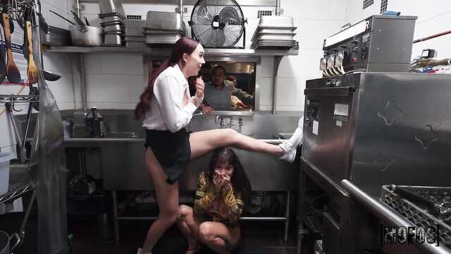 Свингеры соблазняют официантку в ресторане