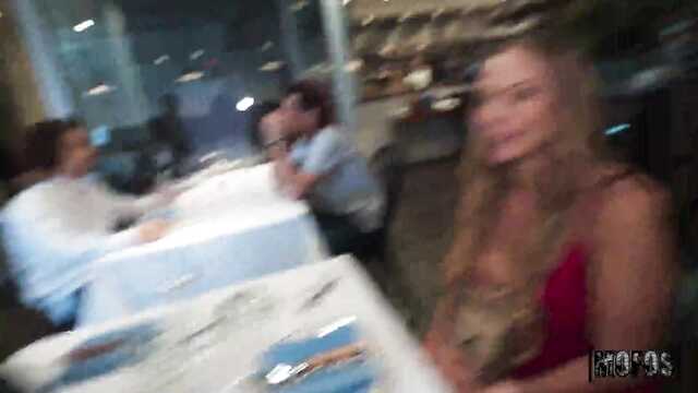 Свингеры соблазняют официантку в ресторане