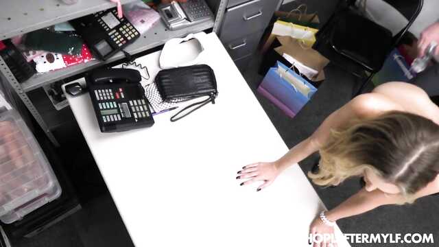 Наказание милфы за очередное воровство