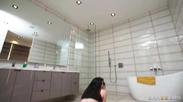 Мать захотела трахнуть дочку, но тут пришел сынок