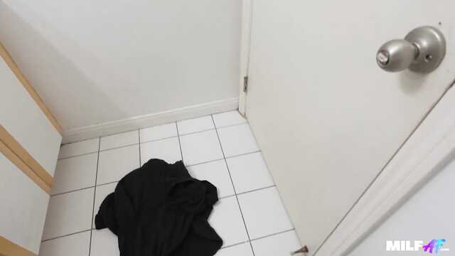 Жена не должна знать, что я трахаю горничную