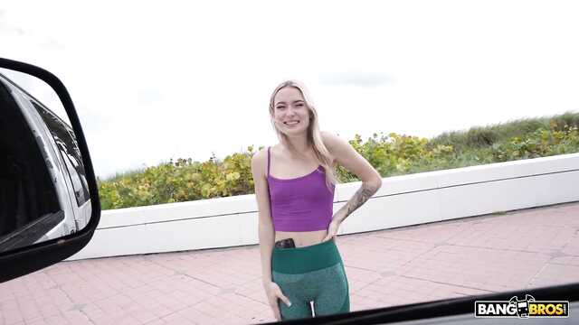 Пикапер снимает тощую на улице и трахает в фургоне