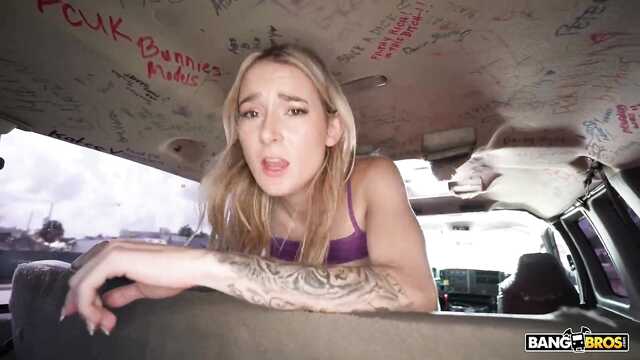 Пикапер снимает тощую на улице и трахает в фургоне