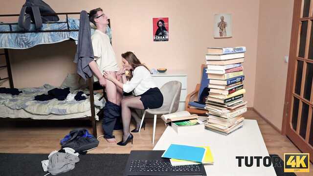 Мамочка приехала в студенческую общагу