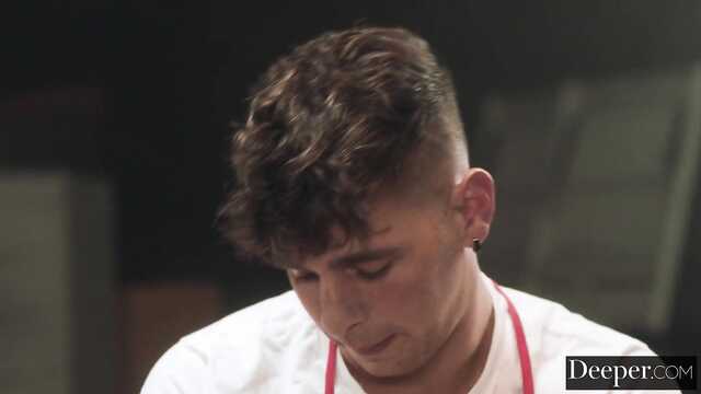 Тощая шалунья соблазняет и трахается с уборщиком