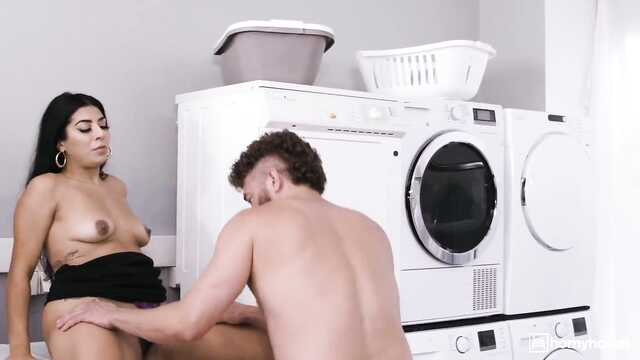 Латинка дрочит в прачечной и дает незнакомцу