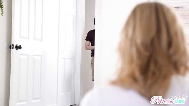 Наглый братишка спустил сестренке в дырочку