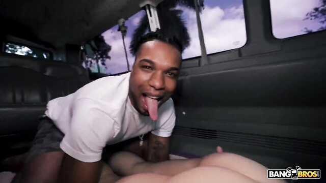 Сочная девушка переспала с негром в фургоне