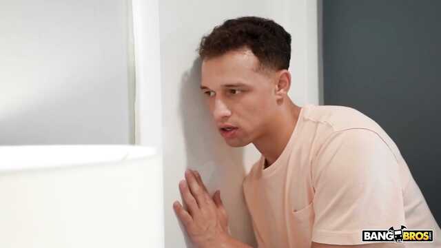 Шпионю за голой сестрой в душе и вскоре засаживаю