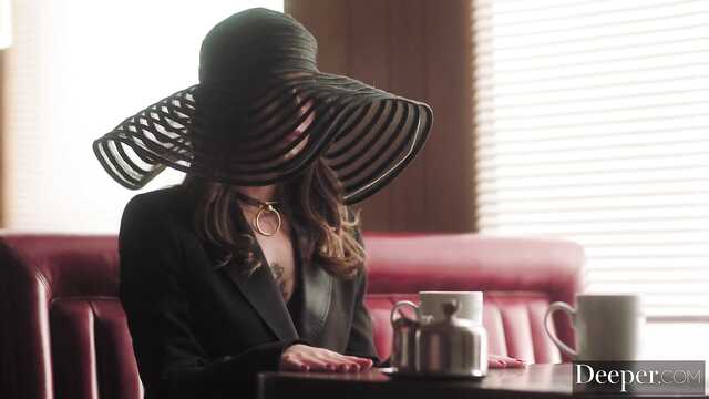 Во все дырки трахнул молодую вдову в ресторане