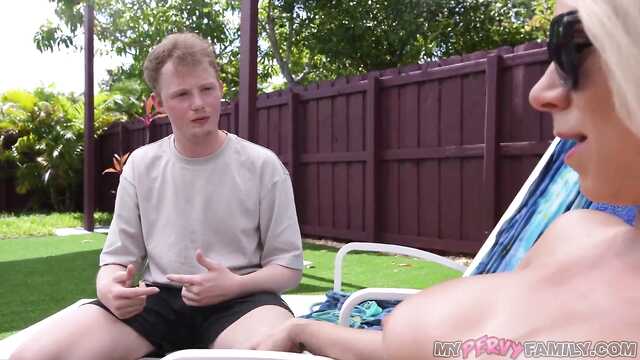 Голая мамочка сильно возбудила девственного сына