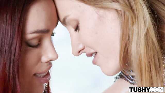 Две анальные красавицы на один большой член