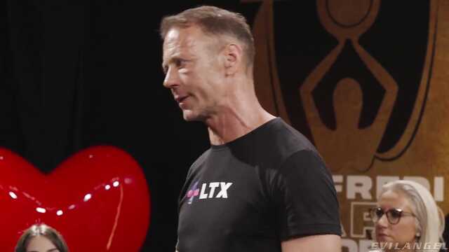 Чернокожий мужик задорно трахает двух брюнеток