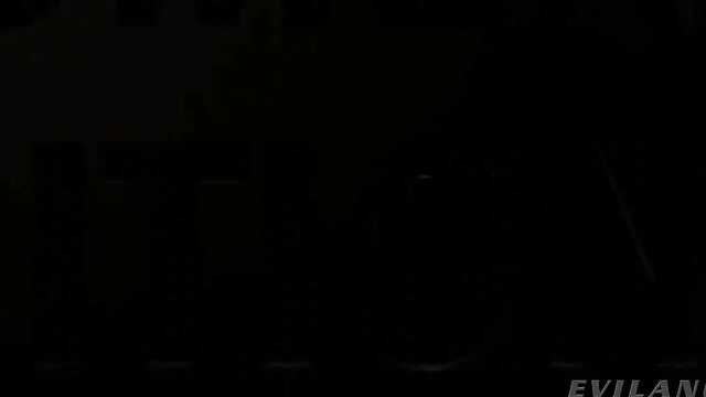 Чернокожий мужик задорно трахает двух брюнеток