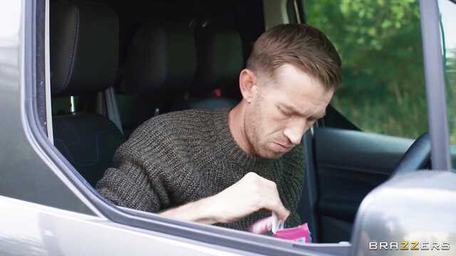 Озабоченный сосед вломился в дом и трахнул меня