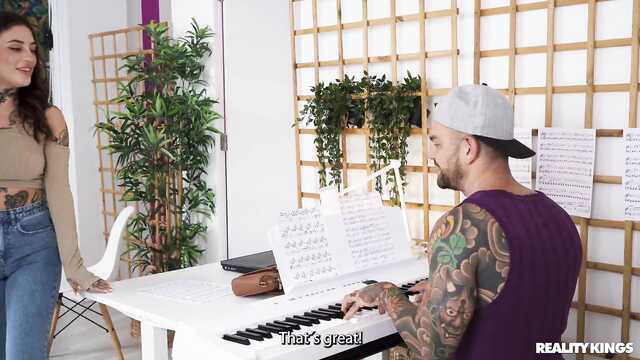 Занятия по музыке закончились сексом с репетитором