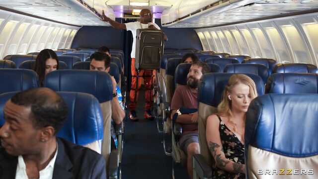 Сочная стюардесса трахается во время полета