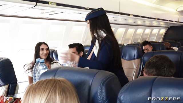 Сочная стюардесса трахается во время полета