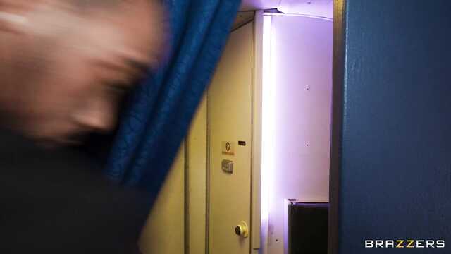 Сочная стюардесса трахается во время полета